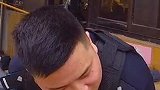 3岁小孩开着玩具车上路，被民警全程护航送回家。萌娃：谢谢警察叔叔！