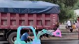 大哥开挖掘机，身后还跟着公主专车