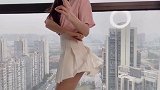 美女换装秀，百褶裙搭配衬衣也能如此性感迷人