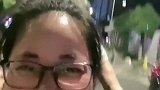 女子用轮椅推外婆散步，外婆心疼她太累换着推外甥女
