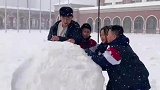 下雪天老师催促学生赶紧回教室上课，竟是因为自己想玩