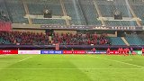 上港队员赛后谢场  球迷看台出现零星“下课”声