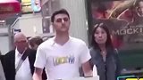 流浪汉饿了几顿获得了一些披萨，他还是愿意分享给别人