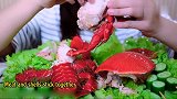 妹子吃越南大螃蟹，带壳直接啃，牙齿真好