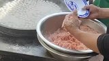 见过这样做肉丸子的吗？