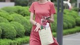 小姐姐应该是捡瓶子这个领域超美的了，像她学习，环保出行！