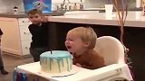 纽约小宝宝第一次过生日，最后一幕好心疼又好好笑！