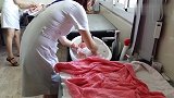 宝宝出生第2天被护士抱去洗澡，还躺床上的妈妈都没见到的画面