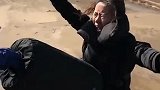 姑娘刚和男友分手，用蹦极的方式来放松自己，太勇敢了！