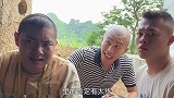 农村搞笑：三个小伙发现一个巨洞，以为有好货，用牛车拉稻草来熏