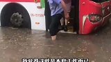 公交车司机蹚水，背着乘客下车