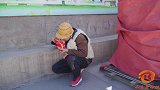 穷小伙路边吃泡面，被路过美女大老板看上真是运气爆棚，结局很逗