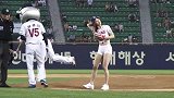 看了美女开球姿势后，我就知道我以前见过的棒球都是假的开球