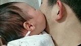 一个月大的女儿，就爱吃爸爸的脸，真不愧是小情人