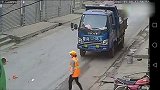 爆新鲜-20161120-监拍云南盐津一环卫工人倒垃圾时被面包车撞飞