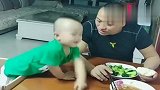 小情人才一天没见爸爸，就这么亲密，妈妈都看不下去了