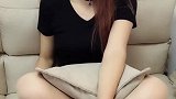 清新可爱的小姐姐居家自拍，剪刀手萌萌的