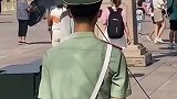 户外站岗解放军，40度的天气浑身湿透