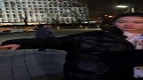 戚薇零下拍室外看到河里遛狗，北方的冬天室外真的冷啊