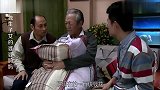 爷爷存私房钱被奶奶赶出去,不料父子俩一看齐声真惨!太搞笑了