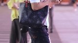 帮女朋友背包同时边玩游戏，这样的男朋友算是好男人吗