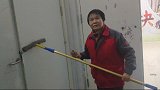 江苏淮安万达广场，清洁工阿姨：给我讲述了她幸福的家庭，祝福！