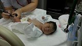 宝宝刚出生就被护士抱走，还要在脚上写字，这是干嘛呀