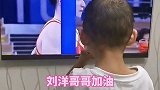 2岁吊环萌娃为中国体操应援 偶像是中国体操选手刘洋