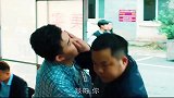 小伙这怕老婆的反应也太真实了!每日一笑欢乐有