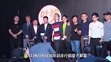 张杰受伤后与谢娜参加聚会，夫妻俩挽手同行，李诞魏大勋也在场