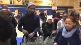 篮球-17年-感恩节前夕JR和他的家人为有需要的人送上感恩节食物-专题