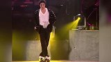 迈克尔杰克逊的经典舞蹈，戴帽子的动作让人模仿不来
