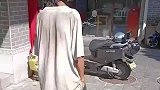 女子想给乞丐买饭，却被乞丐说不稀罕