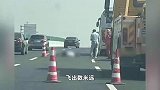 上海中环一大巴抛锚，有人下车被后车撞飞数米