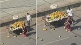 印度一妇女因被水果小贩撞了车 当街将其水果扔在地上