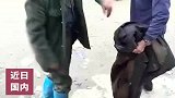 两个大爷在街头发生争执，蓝衣服大爷一拳打上另一个大爷