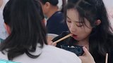 内娱干饭天花板！赵丽颖一口一块肥肉，一盘张碧晨嫌弃到脸变形