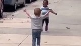 伊布发黑人白人小孩拥抱视频 拒绝种族歧视！