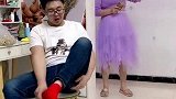 看你以后还乱不乱扔臭袜子