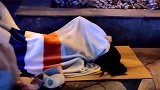 不知道这位美女怎么了，只好把身上的钱都给她了，希望她早日脱困