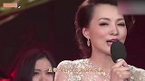 董卿扎丸子头现身，穿拼接衬衣优雅又文艺，年近半百仍如少女！