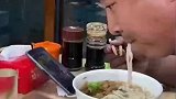 一男子吃饭惊呆众人，几世的螃蟹转世了