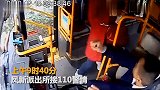 女乘客捶打公交司机被刑拘 只因错过公交站点