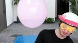 蒙眼躲水气球挑战，哈哈太刺激了