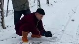 男子准备和朋友打雪仗，回头一看人没了，北方人的冬天真快乐