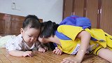 小可爱姐姐对我们俩宝贝真好，又是亲又是抱的！哈哈哈！