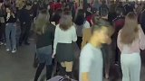 小姐姐们每天晚上都在广场跳舞，这哪个男的会不爱看啊！