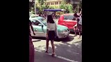中超-17赛季-重庆外援恶搞出租车司机 大跳尬舞看呆围观群众-专题