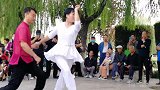 广场舞大妈和帅小伙跳舞会发生什么