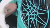 小姐姐给汽车轮胎贴膜，这手艺看起来很厉害，长见识了！